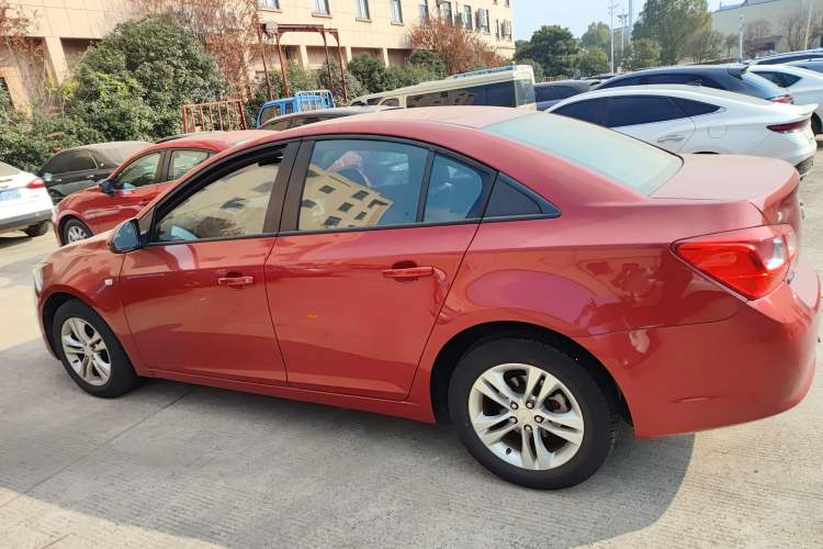 Used Chevrolet Cruze 2015 1.5L Classic SE MT Left Side
