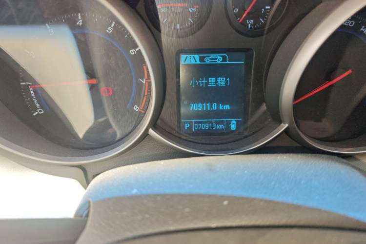 Used Chevrolet Cruze 2015 1.5L Classic SE AT Odometer Close Up