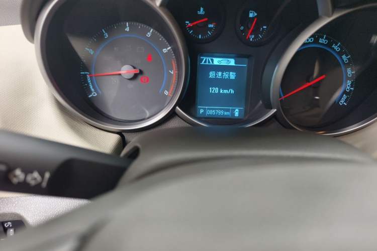 Used Chevrolet Cruze 2015 1.5L Classic SE AT Odometer Close Up