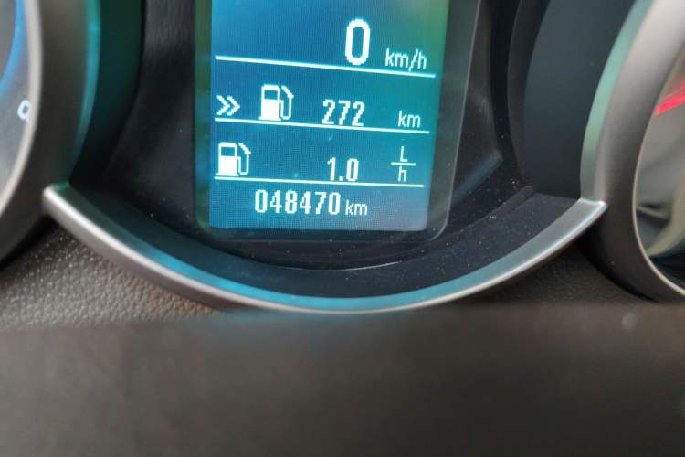 Used Chevrolet Cruze 2015 1.5L Classic SE MT Odometer Close Up