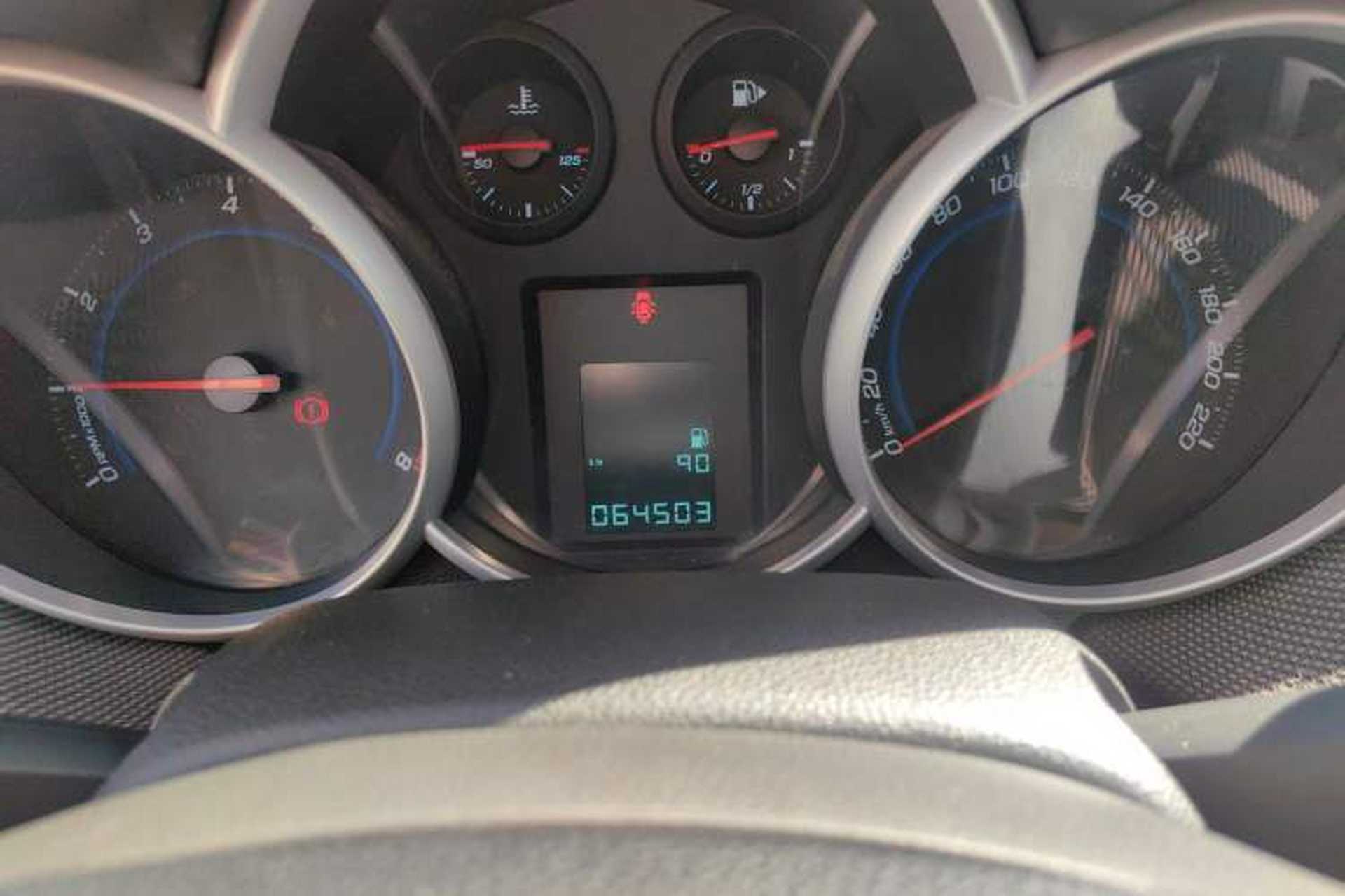 Used Chevrolet Cruze 2015 Hatchback 1.6L Manual Comfort Edition Odometer Close Up