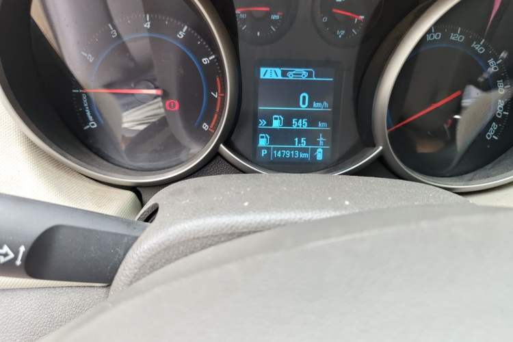 Used Chevrolet Cruze 2015 1.5L Classic SE AT Odometer Close Up