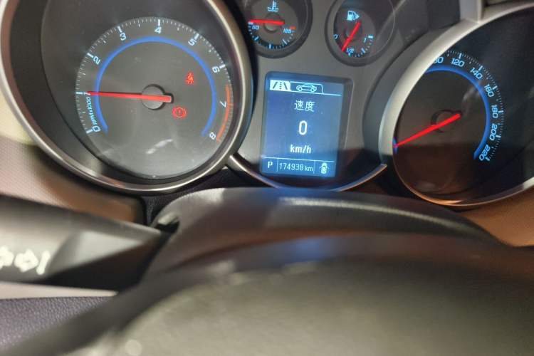 Used Chevrolet Cruze 2015 1.5L Classic SE AT Odometer Close Up