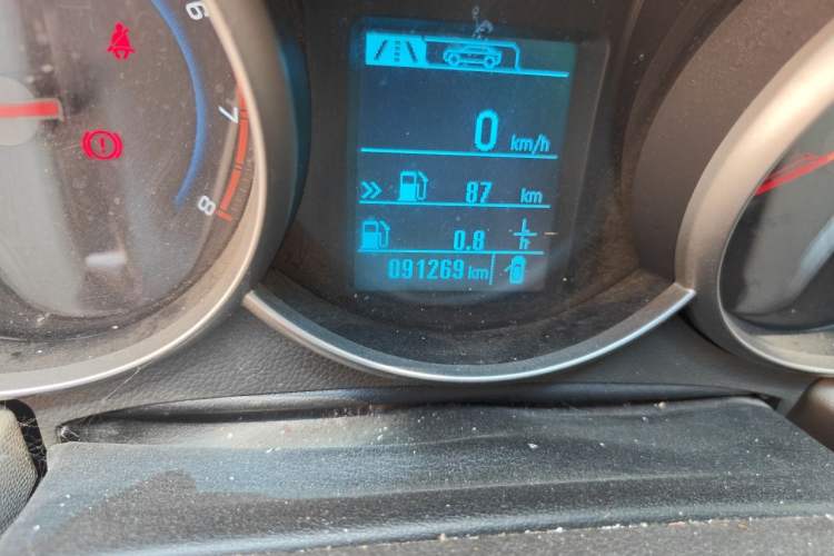 Used Chevrolet Cruze 2015 1.5L Classic SE MT Odometer Close Up
