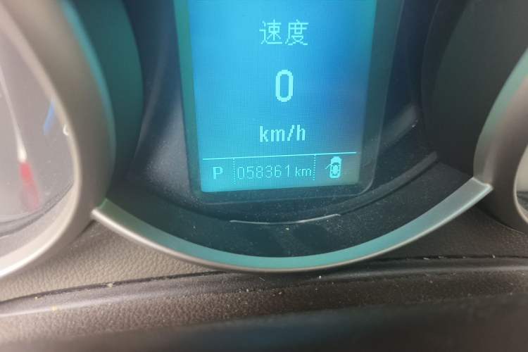 Used Chevrolet Cruze 2015 1.5L Classic SE AT Odometer Close Up