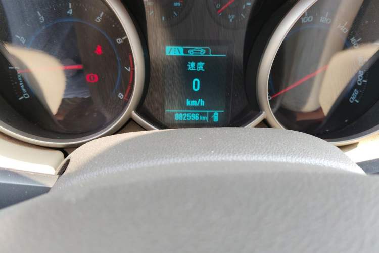 Used Chevrolet Cruze 2015 1.5L Classic SL MT Odometer Close Up