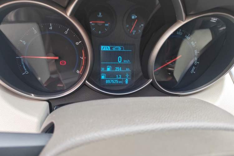 Used Chevrolet Cruze 2015 1.5L Classic SL MT Odometer Close Up