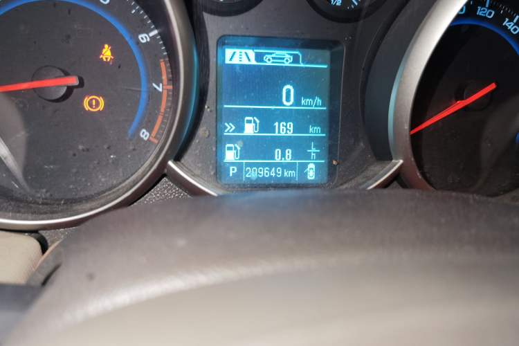 Used Chevrolet Cruze 2015 1.5L Classic SE AT Odometer Close Up