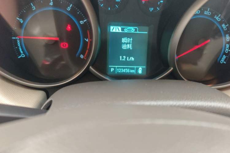 Used Chevrolet Cruze 2015 1.5L Classic SE AT Odometer Close Up