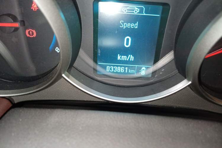 Used Chevrolet Cruze 2015 1.5L Classic SE MT Odometer Close Up