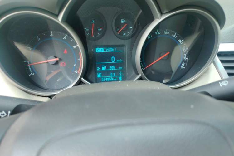 Used Chevrolet Cruze 2015 1.5L Classic SE MT Odometer Close Up