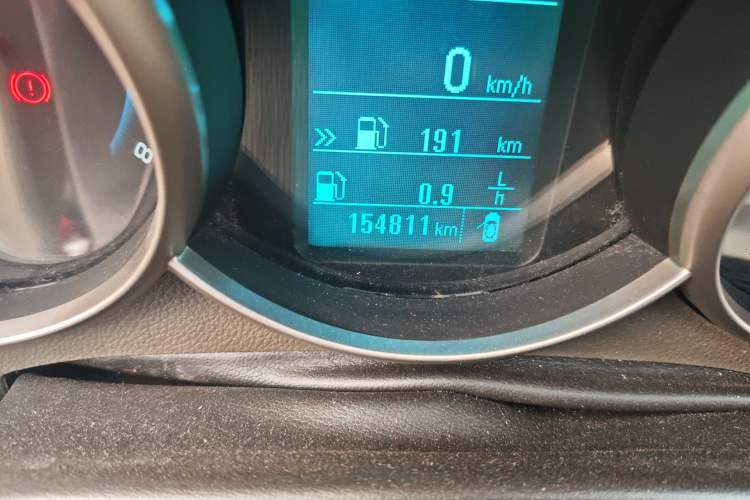 Used Chevrolet Cruze 2015 1.5L Classic SL MT Odometer Close Up