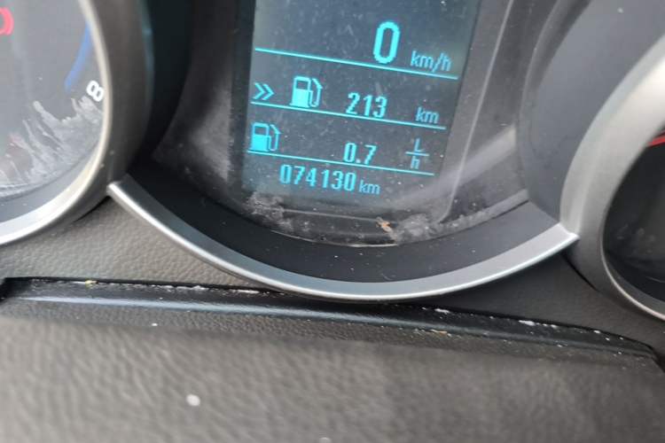 Used Chevrolet Cruze 2015 1.5L Classic SE MT Odometer Close Up