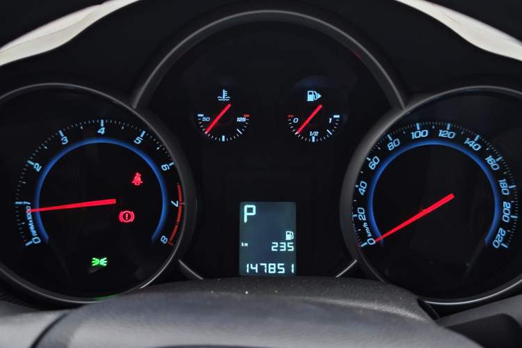 Used Chevrolet Cruze 2015 Hatchback 1.6L Automatic Comfort Edition Odometer Close Up