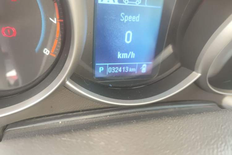 Used Chevrolet Cruze 2015 1.5L Classic SE AT Odometer Close Up