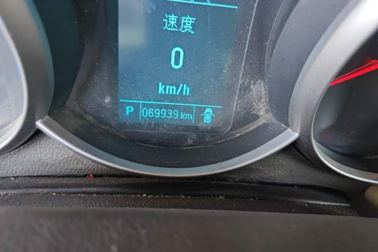 Used Chevrolet Cruze 2015 1.5L Classic SE AT Odometer Close Up