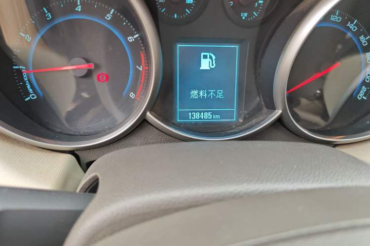 Used Chevrolet Cruze 2015 1.5L Classic SE AT Odometer Close Up
