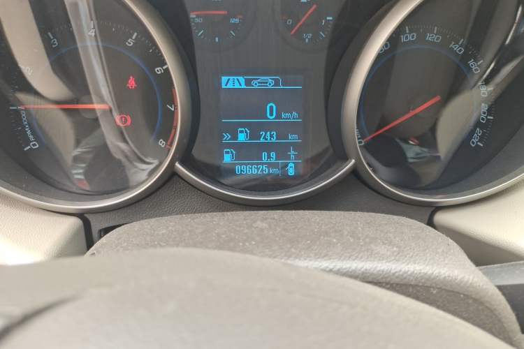 Used Chevrolet Cruze 2015 1.5L Classic SE MT Odometer Close Up