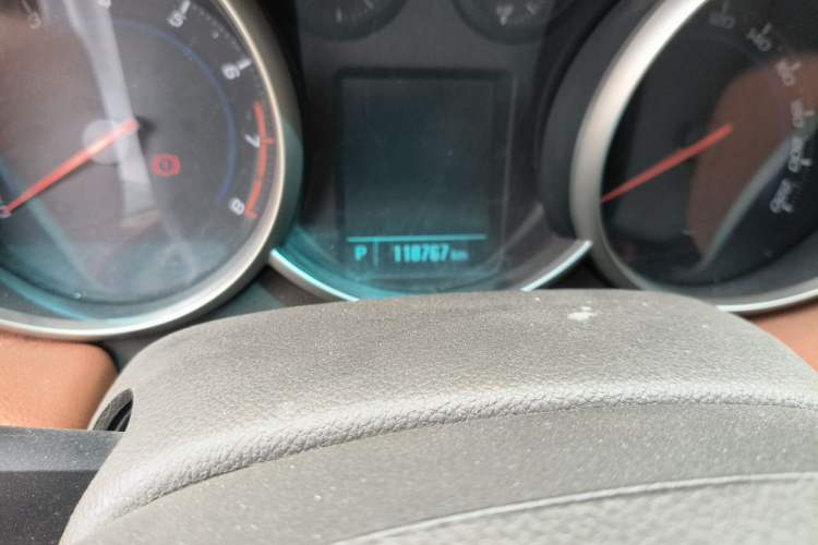 Used Chevrolet Cruze 2015 1.5L Classic SE AT Odometer Close Up