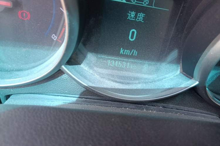 Used Chevrolet Cruze 2015 1.5L Classic SE MT Odometer Close Up