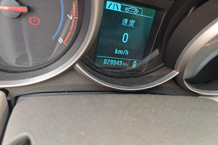 Used Chevrolet Cruze 2015 1.5L Classic SE MT Odometer Close Up