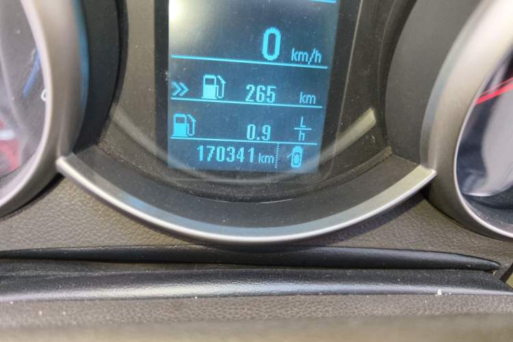 Used Chevrolet Cruze 2015 1.5L Classic SE MT Odometer Close Up
