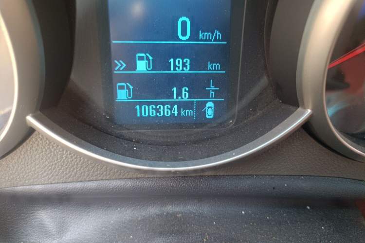 Used Chevrolet Cruze 2015 1.5L Classic SE MT Odometer Close Up