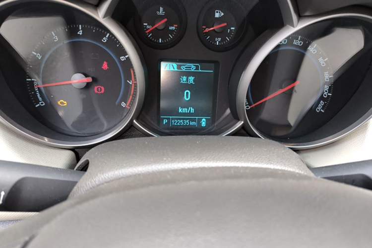 Used Chevrolet Cruze 2015 1.5L Classic SE AT Odometer Close Up