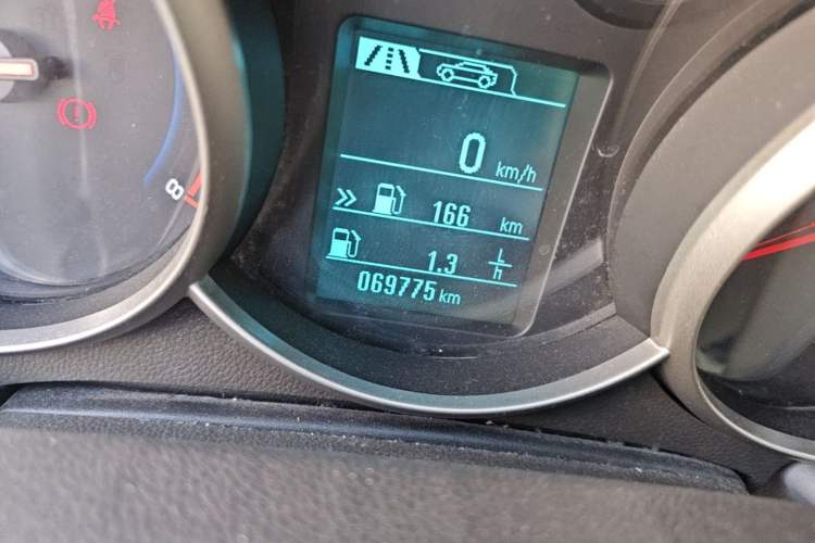 Used Chevrolet Cruze 2015 1.5L Classic SL MT Odometer Close Up