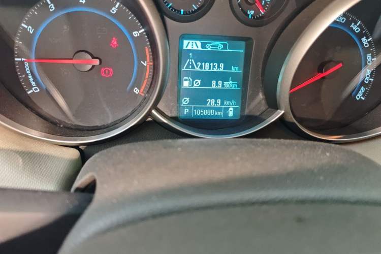 Used Chevrolet Cruze 2015 1.5L Classic SE AT Odometer Close Up