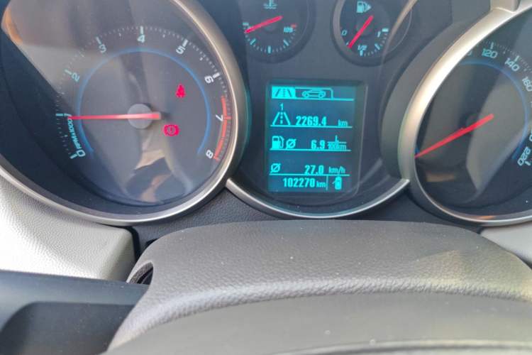 Used Chevrolet Cruze 2015 1.5L Classic SL MT Odometer Close Up