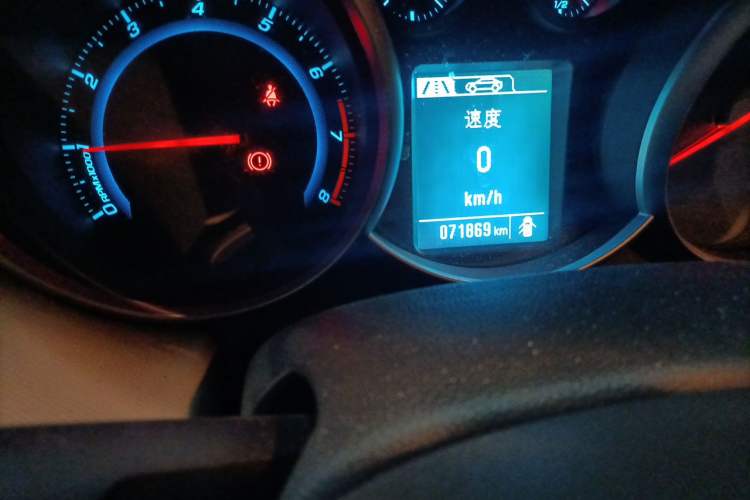 Used Chevrolet Cruze 2015 1.5L Classic SE MT Odometer Close Up