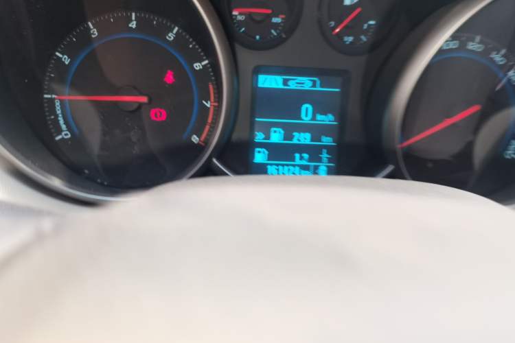 Used Chevrolet Cruze 2015 1.5L Classic SL MT Odometer Close Up
