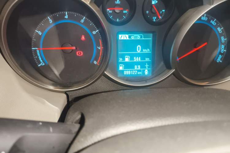 Used Chevrolet Cruze 2015 1.5L Classic SL MT Odometer Close Up