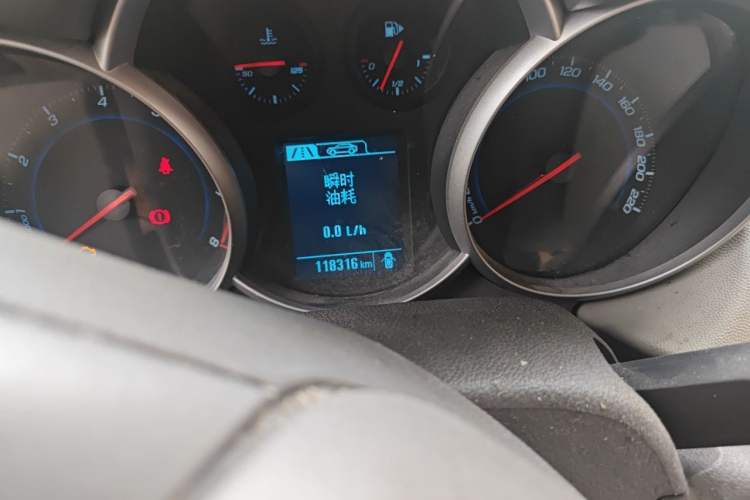 Used Chevrolet Cruze 2015 1.5L Classic SL MT Odometer Close Up