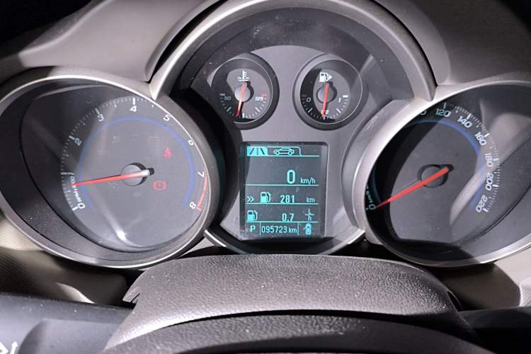 Used Chevrolet Cruze 2015 1.5L Classic SE AT Odometer Close Up