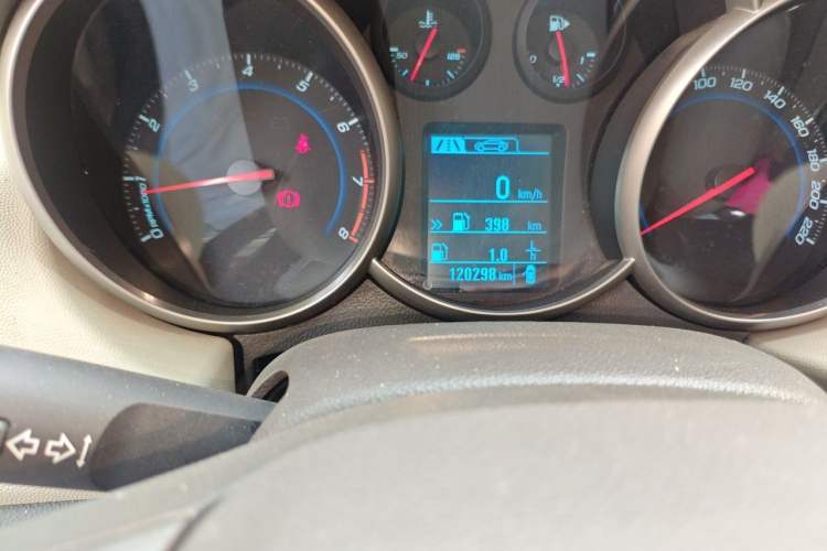 Used Chevrolet Cruze 2015 1.5L Classic SL MT Odometer Close Up