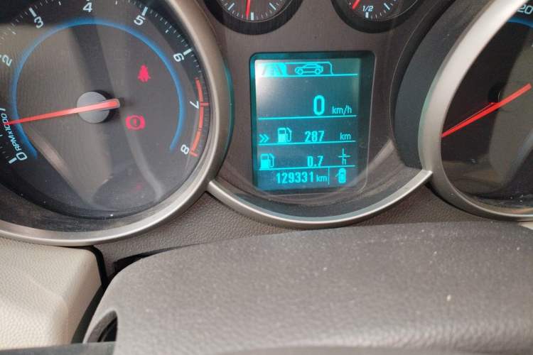 Used Chevrolet Cruze 2015 1.5L Classic SL MT Odometer Close Up