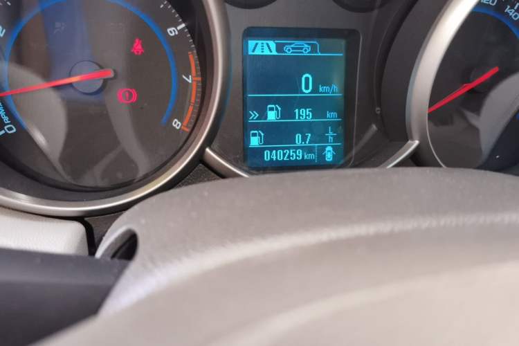 Used Chevrolet Cruze 2015 1.5L Classic SL MT Odometer Close Up