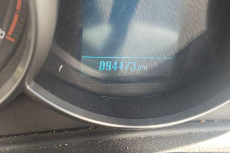 Used Chevrolet Cruze 2015 1.5L Classic SL MT Odometer Close Up