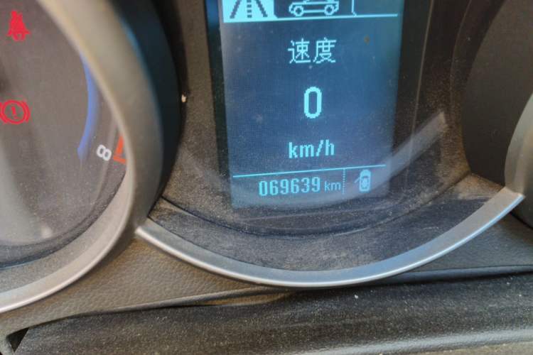 Used Chevrolet Cruze 2015 1.5L Classic SL MT Odometer Close Up