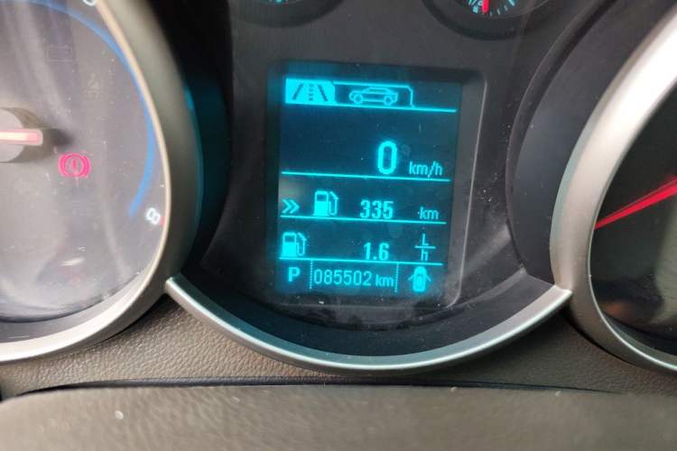 Used Chevrolet Cruze 2015 1.5L Classic SE AT Odometer Close Up