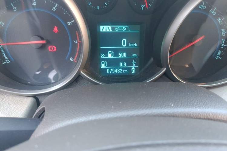 Used Chevrolet Cruze 2015 1.5L Classic SL MT Odometer Close Up