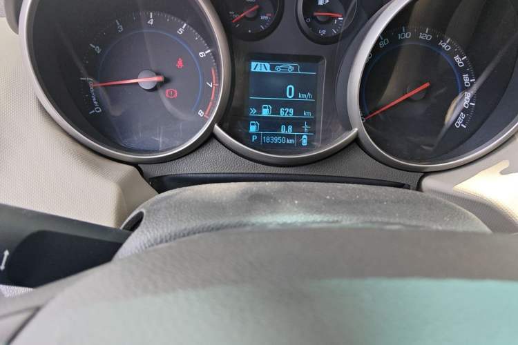 Used Chevrolet Cruze 2015 1.5L Classic SE AT Odometer Close Up