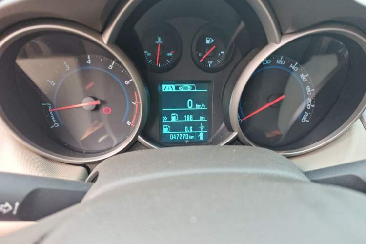 Used Chevrolet Cruze 2015 1.5L Classic SE MT Odometer Close Up