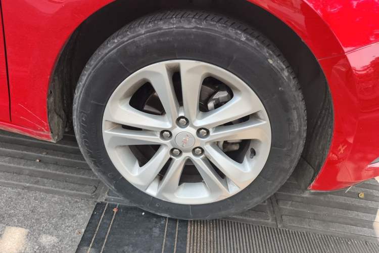 Used Chevrolet Cruze 2015 1.5L Automatic Fashion Navigation Edition Right Front Wheel Hub
