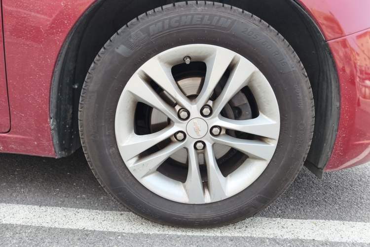 Used Chevrolet Cruze 2015 1.5L Classic SE MT Right Front Wheel Hub