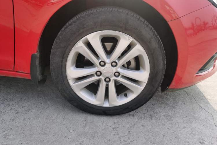 Used Chevrolet Cruze 2015 1.5L Automatic Fashion Navigation Edition Right Front Wheel Hub