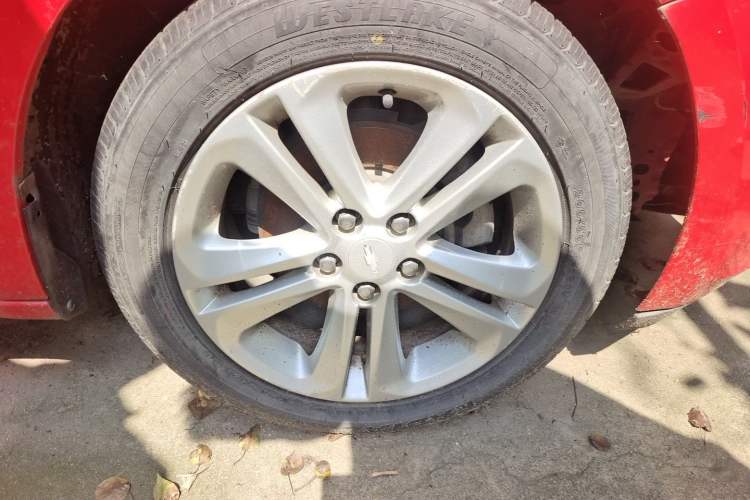 Used Chevrolet Cruze 2015 1.5L Automatic Fashion Navigation Edition Right Front Wheel Hub