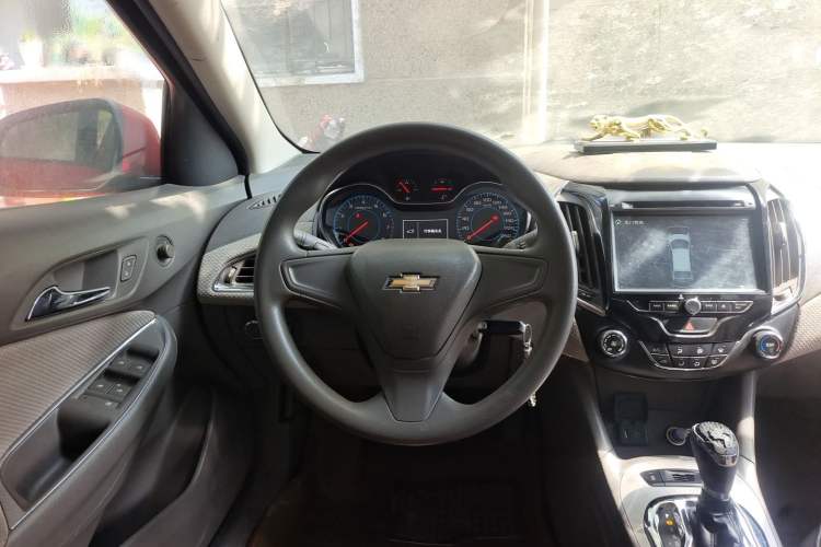 Used Chevrolet Cruze 2015 1.5L Automatic Fashion Navigation Edition Steering Wheel